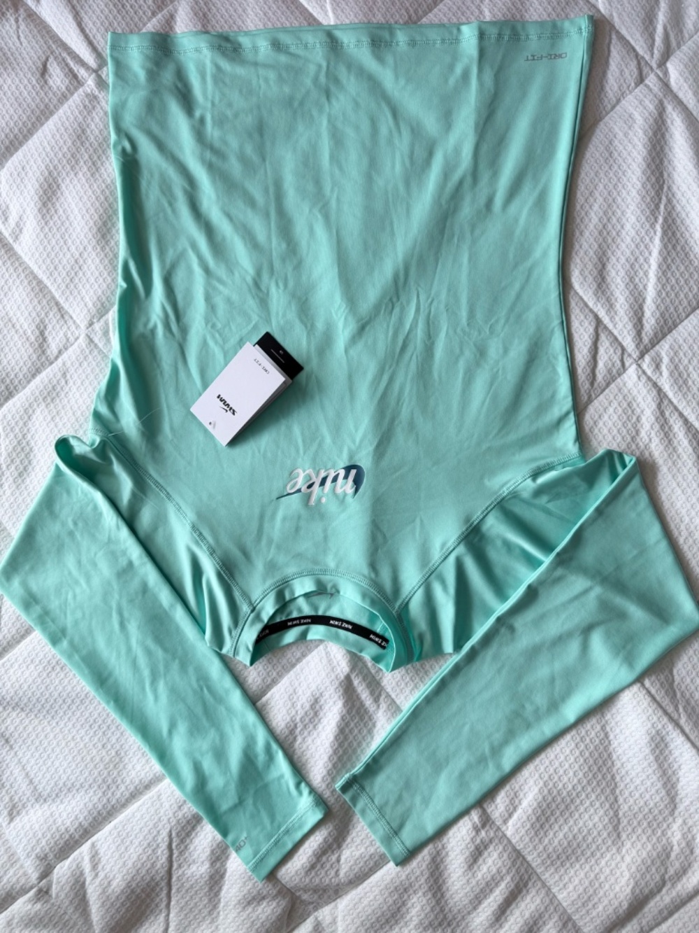 NIKE - Picture 2 of 3